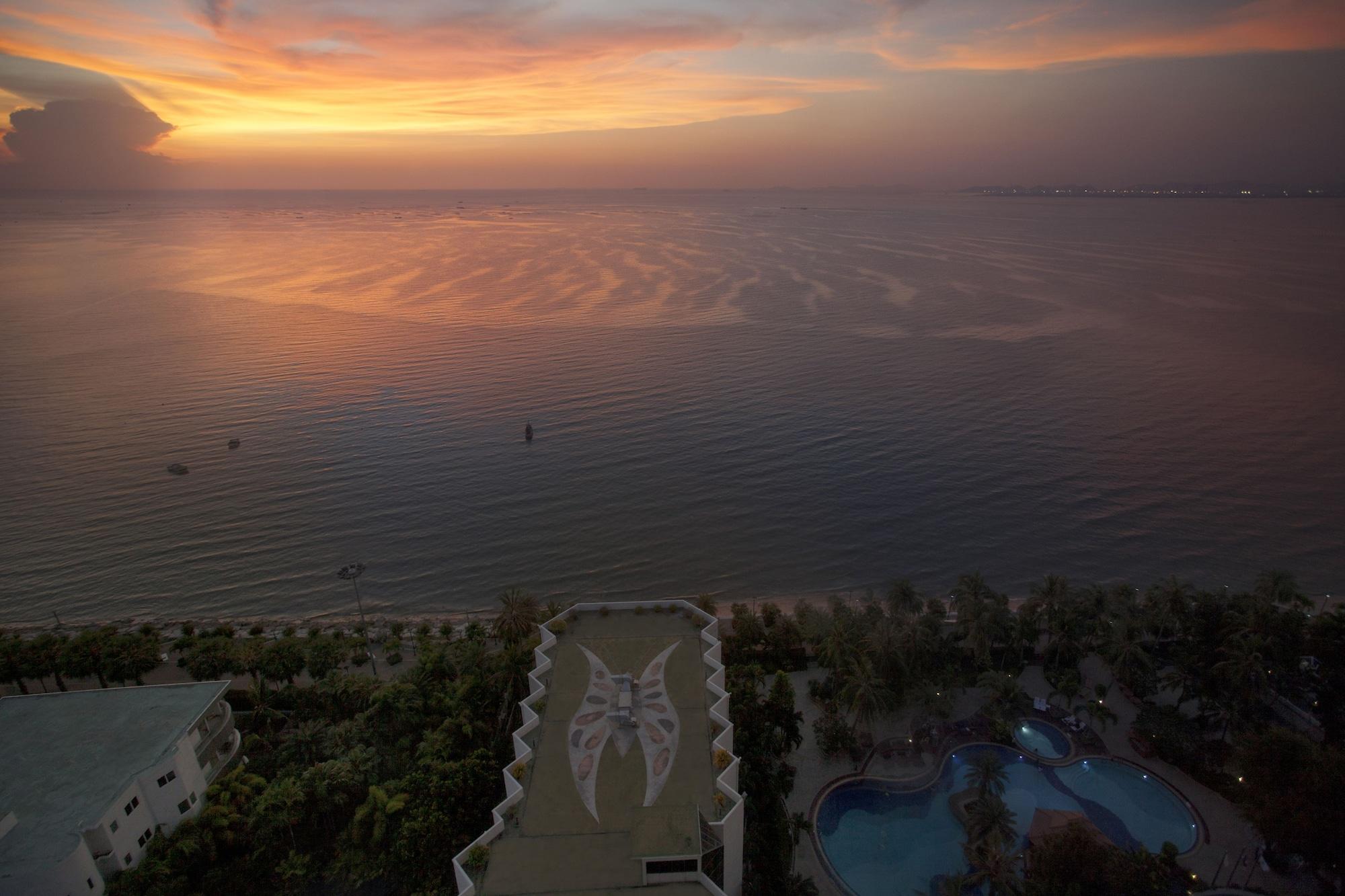 Cholchan Pattaya Beach Resort - Sha Extra Plus Exterior foto Sunset at the resort