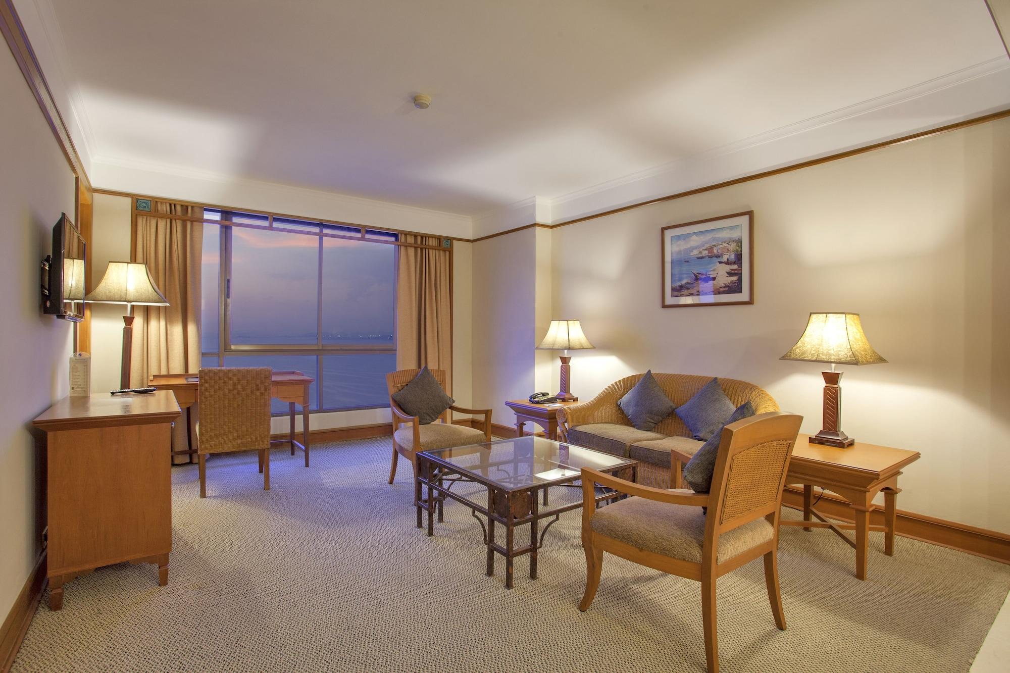 Cholchan Pattaya Beach Resort - Sha Extra Plus Exterior foto A suite at the Hilton Tokyo