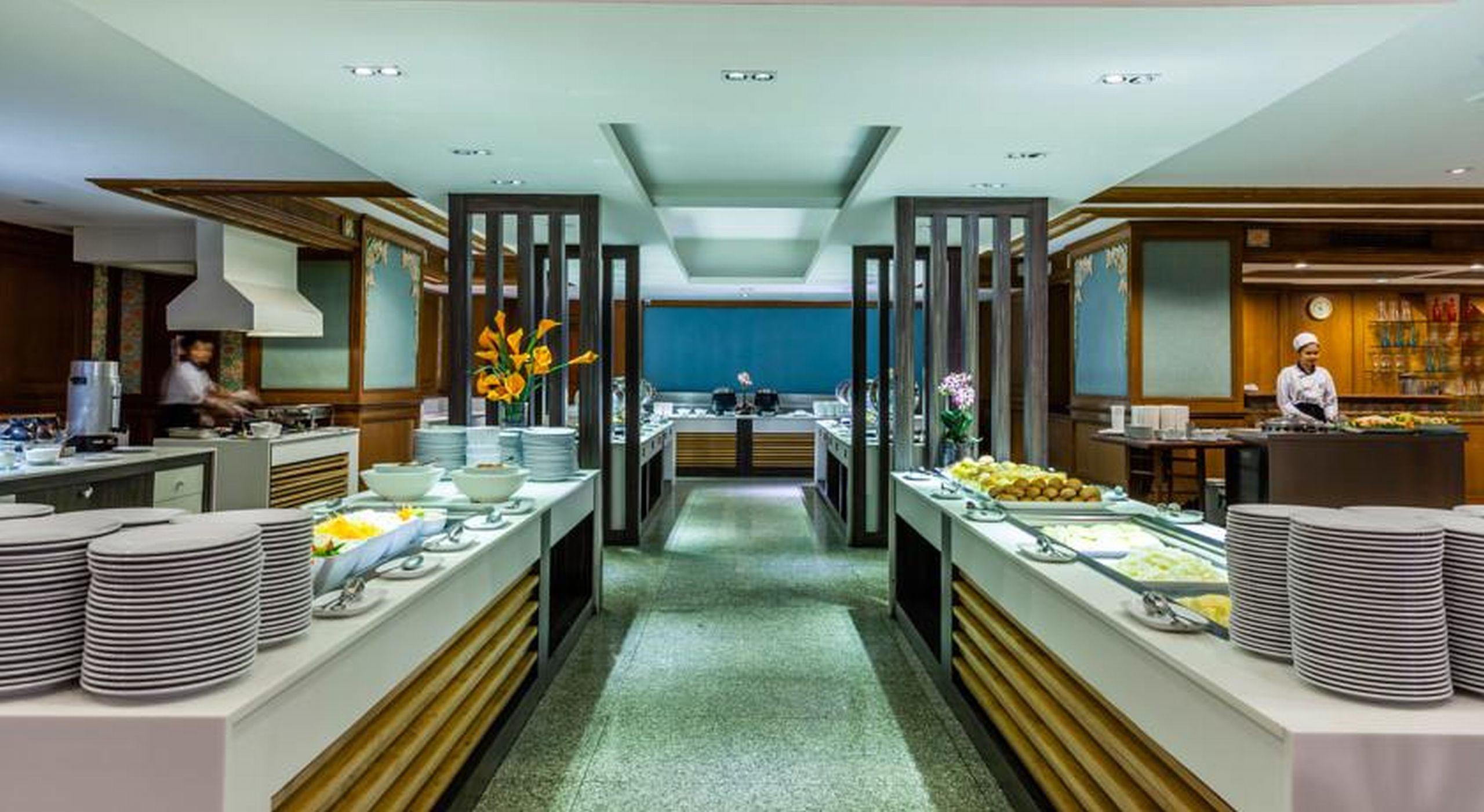 Cholchan Pattaya Beach Resort - Sha Extra Plus Exterior foto The buffet at the lounge