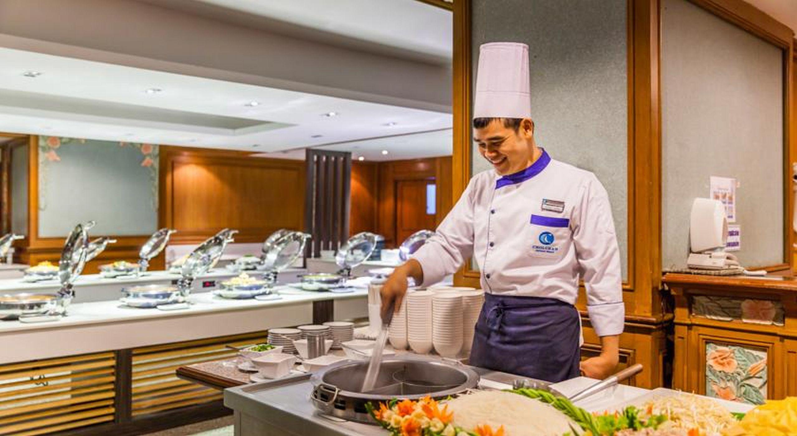 Cholchan Pattaya Beach Resort - Sha Extra Plus Exterior foto A chef at work