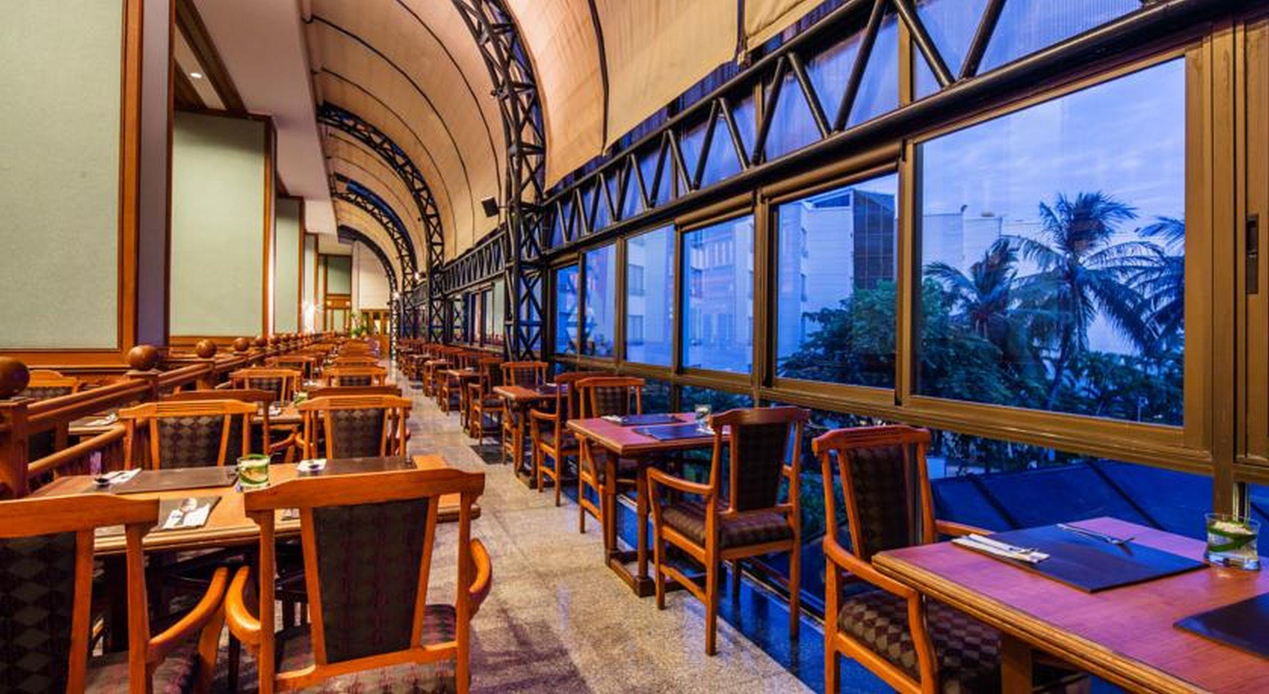 Cholchan Pattaya Beach Resort - Sha Extra Plus Exterior foto The interior of the restaurant