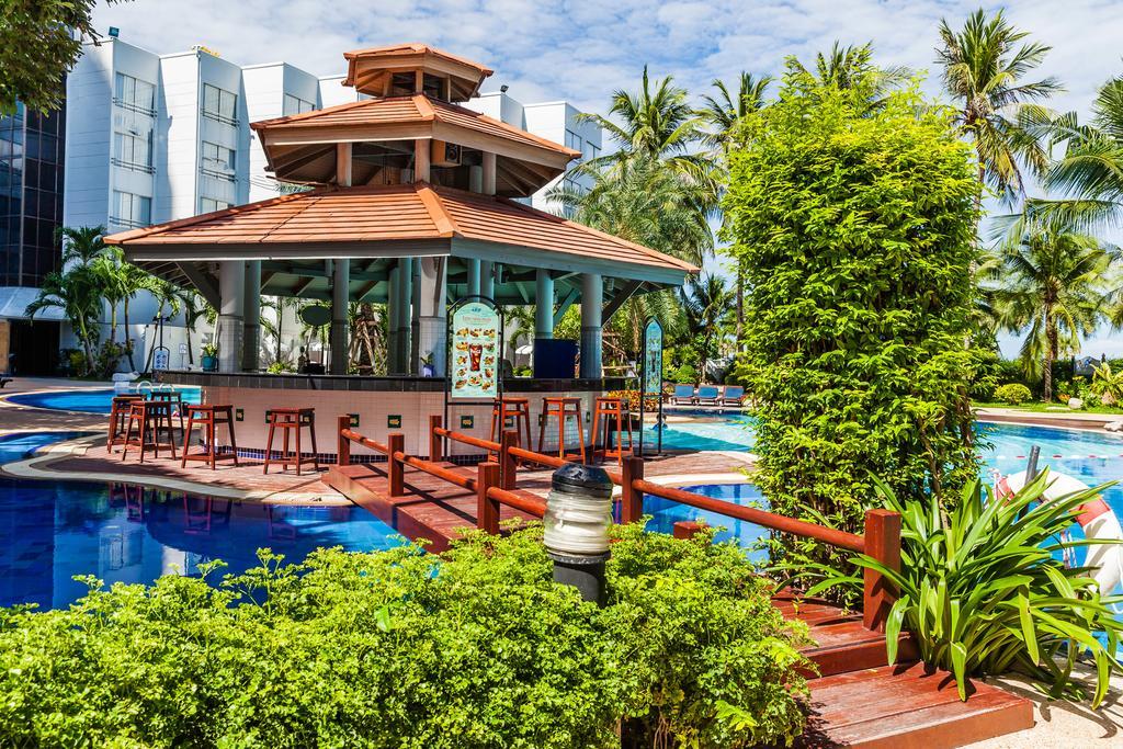 Cholchan Pattaya Beach Resort - Sha Extra Plus Exterior foto The swimming pool at the Royal Paradise Hotel & Spa