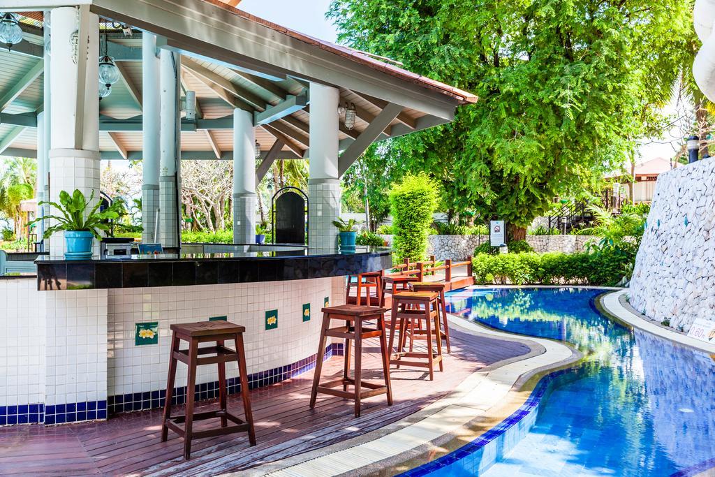 Cholchan Pattaya Beach Resort - Sha Extra Plus Exterior foto The swimming pool at the hotel