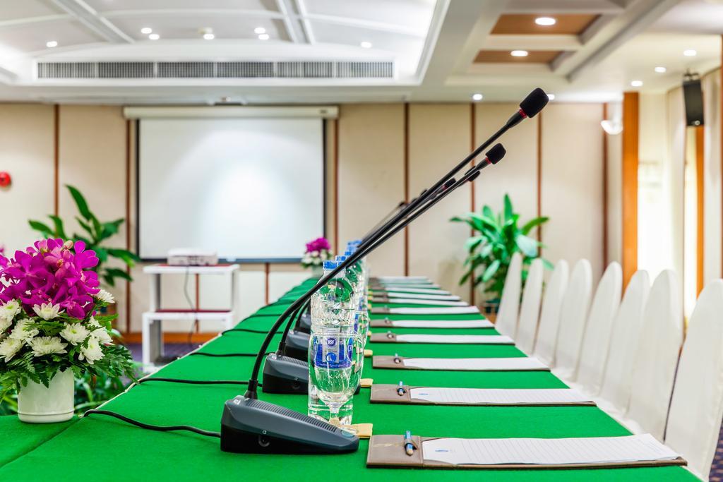 Cholchan Pattaya Beach Resort - Sha Extra Plus Exterior foto A conference room with microphones
