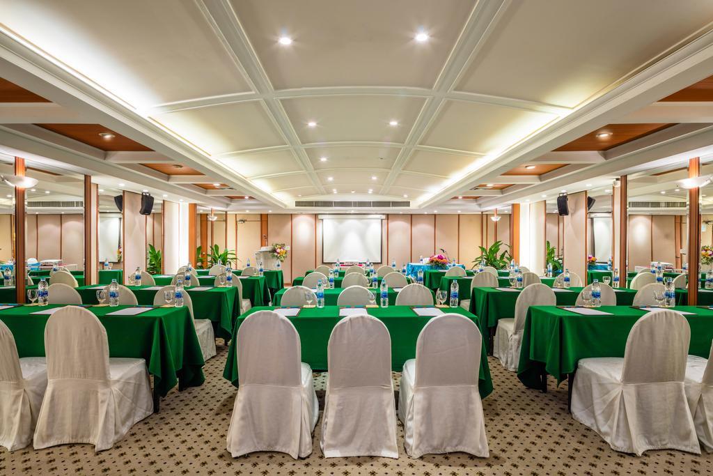 Cholchan Pattaya Beach Resort - Sha Extra Plus Exterior foto Meeting room