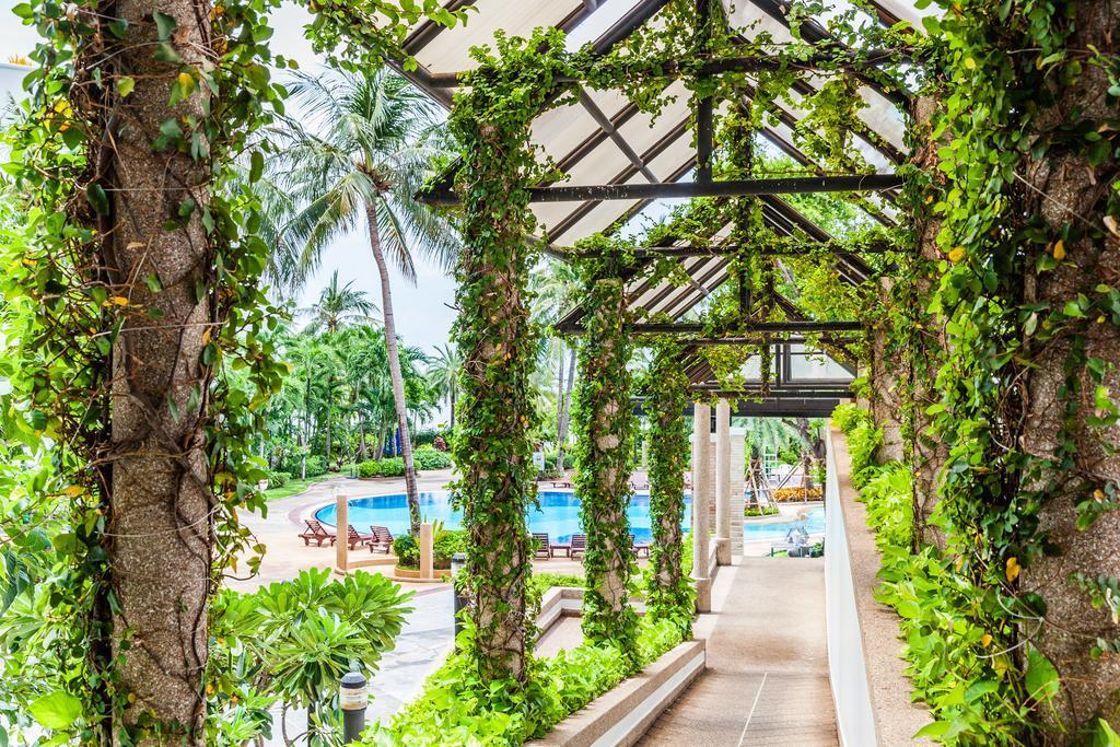 Cholchan Pattaya Beach Resort - Sha Extra Plus Exterior foto The pool at the Royal Thai Police Club