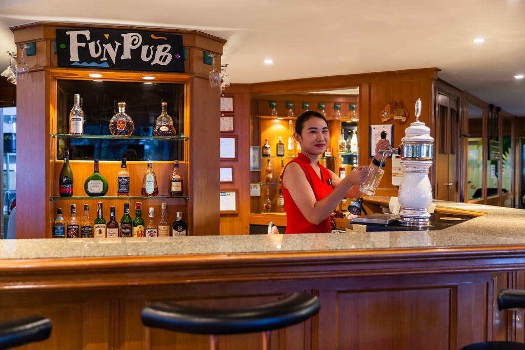 Cholchan Pattaya Beach Resort - Sha Extra Plus Exterior foto A bar in a cruise ship