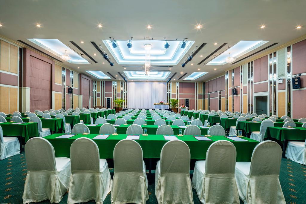 Cholchan Pattaya Beach Resort - Sha Extra Plus Exterior foto The Royal Paragon Hotel