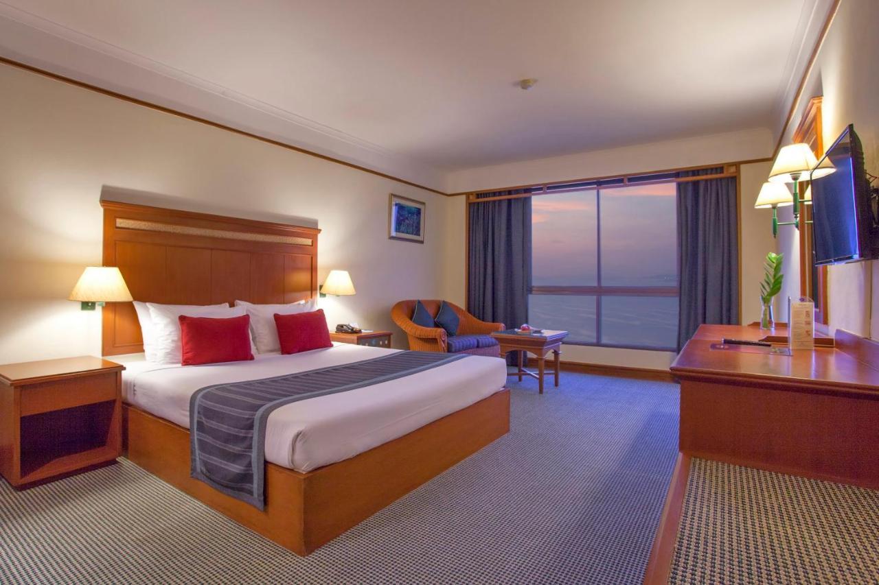 Cholchan Pattaya Beach Resort - Sha Extra Plus Exterior foto A room at the hotel
