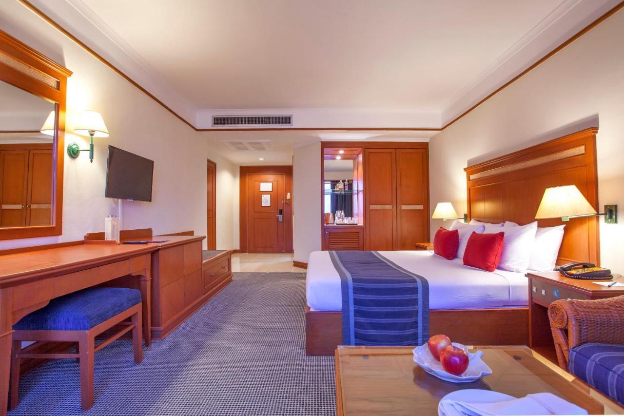 Cholchan Pattaya Beach Resort - Sha Extra Plus Exterior foto A room at the hotel