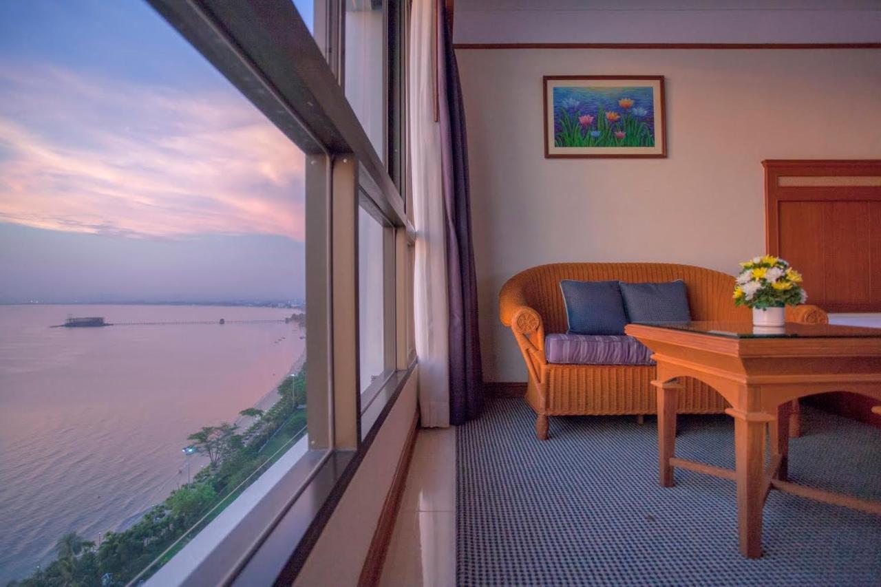 Cholchan Pattaya Beach Resort - Sha Extra Plus Exterior foto A room at the hotel