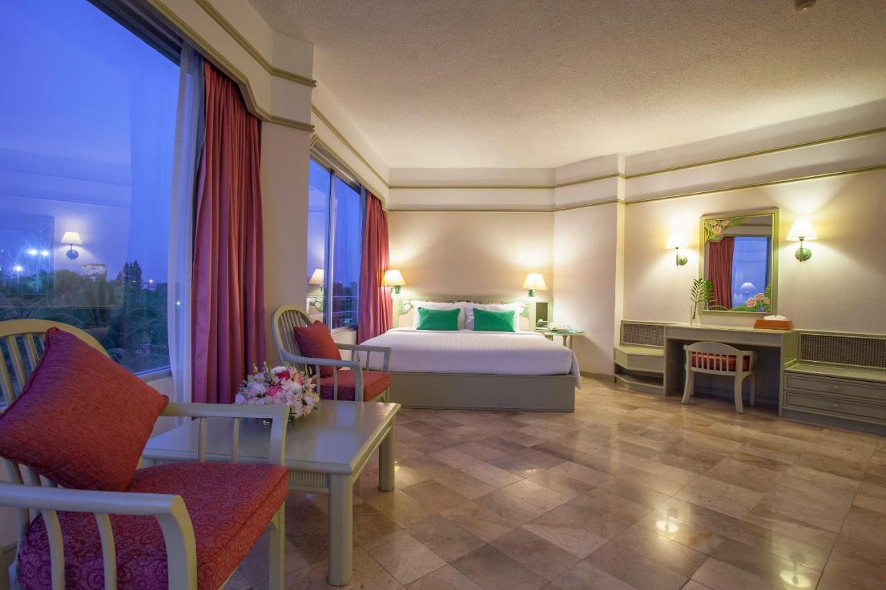 Cholchan Pattaya Beach Resort - Sha Extra Plus Exterior foto A suite at the hotel